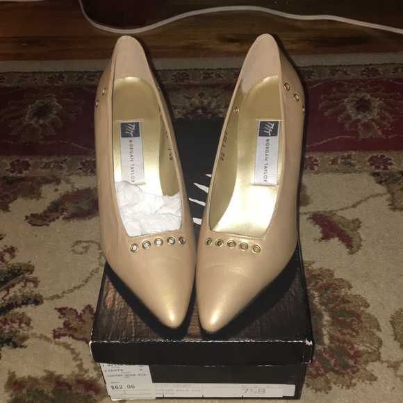 MORGAN TAYLOR GOLD PUMP - Picture 1 of 6